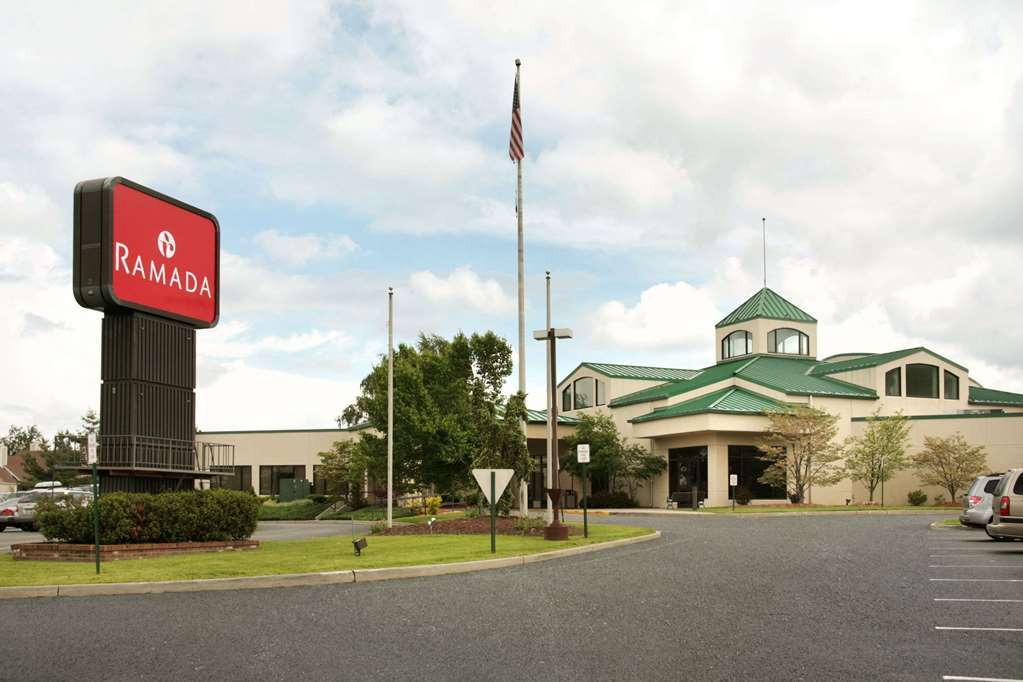 Hotel Ramada By Wyndham Fishkill Esterno foto