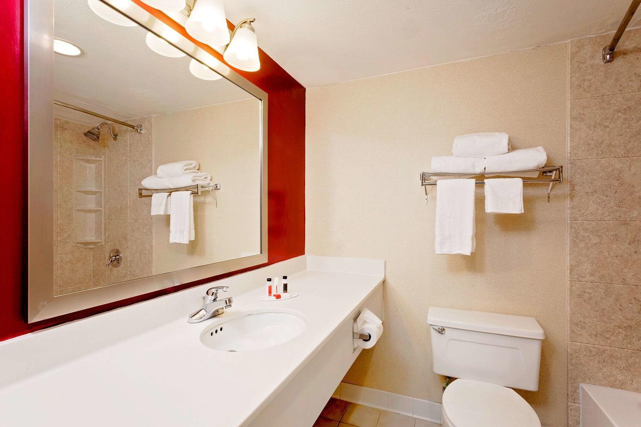 Hotel Ramada By Wyndham Fishkill Esterno foto