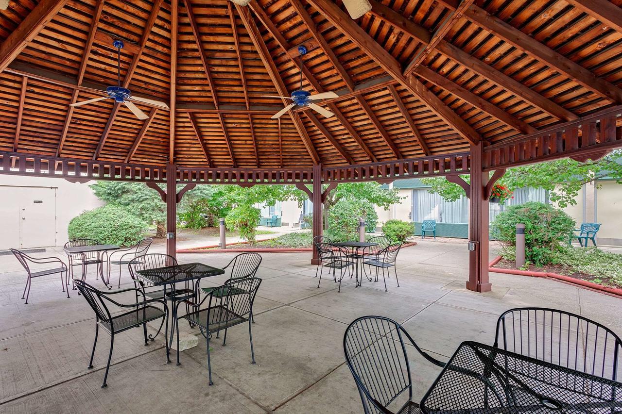 Hotel Ramada By Wyndham Fishkill Esterno foto